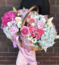 Композиция солнечный день в Козловке Цветочная композиция из Розы, Хризантемы, Пионы и Лизиантусы в корзине в Козловке