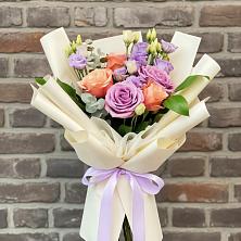 Букет цветов из:  Лизиантусы и Розы в Козловке