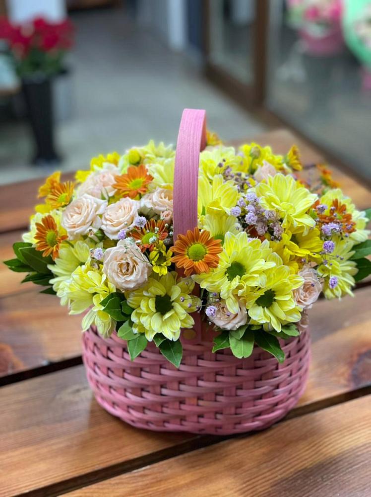 Цветочная композиция из Хризантемы и Розы в корзине в Козловке